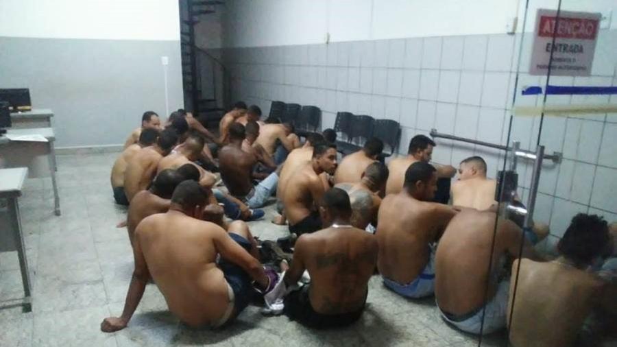 Torcedores de Cruzeiro e Goiás foram detidos pela Polícia Militar após briga - Divulgação/Polícia Militar de Minas Gerais