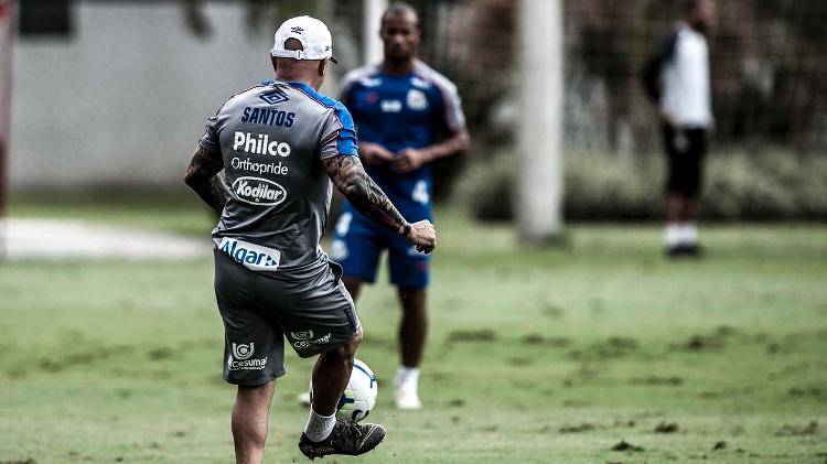 Sampaoli toca a bola para Sánchez em treino do Santos - Ivan Storti/Santos FC - Ivan Storti/Santos FC