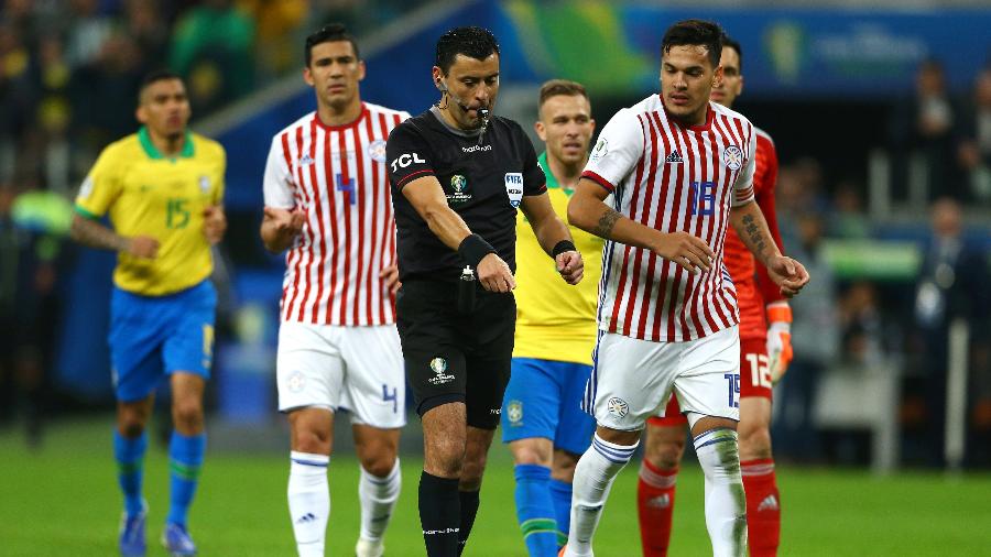 Brasil teria um pênalti contra o Paraguai, mas arbitragem reavaliou o lance e deu falta - Lucas Uebel/Getty Images