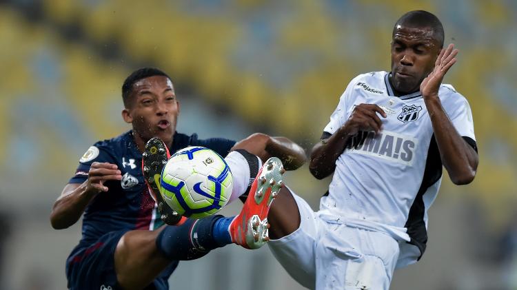 João Pedro e Fabinho disputam a bola durante a partida entre Fluminense e Ceará pelo Campeonato Brasileiro - Thiago Ribeiro/AGIF - Thiago Ribeiro/AGIF