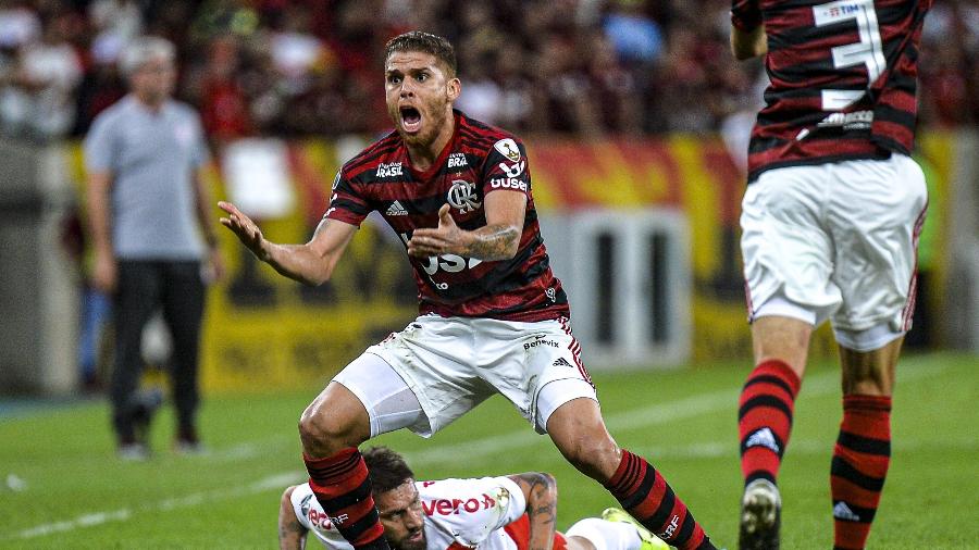 Volante Cuéllar reclama com arbitragem durante Flamengo x Internacional na última quarta-feira - Alexandre Vidal & Marcelo Cortes / Flamengo