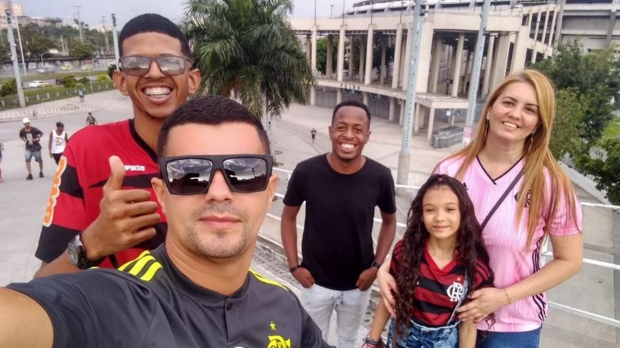 Irmãos  Ana Paula Cavalheiro e Douglas devolveram ingresso de Flamengo x Grêmio a Lucas Figueiredo - Arquivo pessoal / Ana Paula Cavalheiro