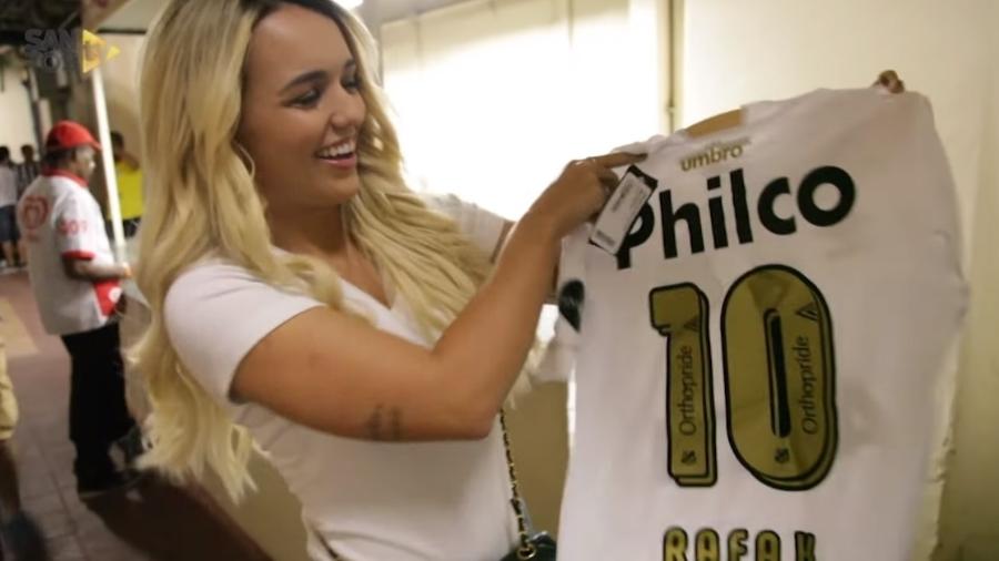 Influenciadora foi presenteada com a camisa do Santos durante clássico contra o Palmeiras em 2018, no Pacaembu - Reprodução/Santos TV