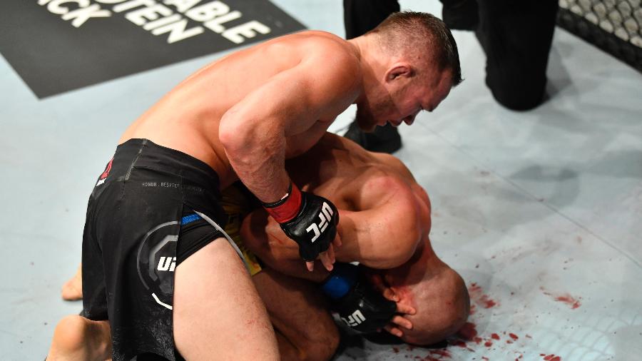 Petr Yan acerta golpes em José Aldo no último round da disputa pelo cinturão, no UFC 251 - Jeff Bottari/Zuffa LLC
