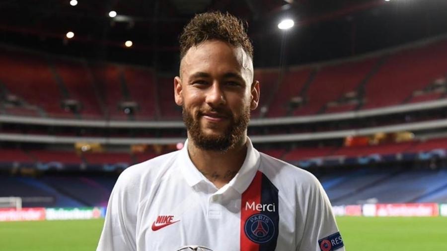 Neymar posa com troféu após ser eleito o melhor em campo na vitória do PSG sobre a Atalanta - Reprodução/Instagram @neymarjr