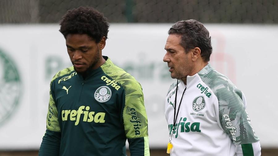 Luiz Adriano e Vanderlei Luxemburgo em treino do Palmeiras, na Academia de Futebol - Cesar Greco