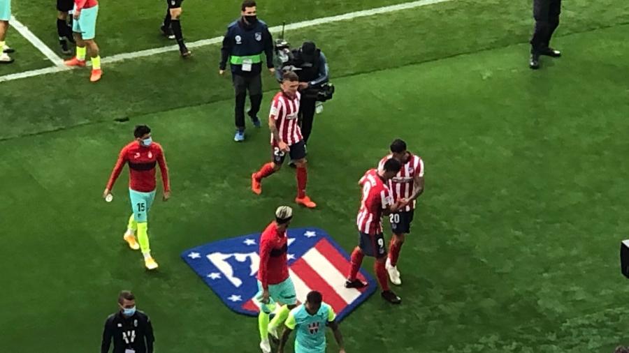 Luis Suárez é puxado por Vitolo para não pisar no escudo do Atlético de Madri - Reprodução/Twitter