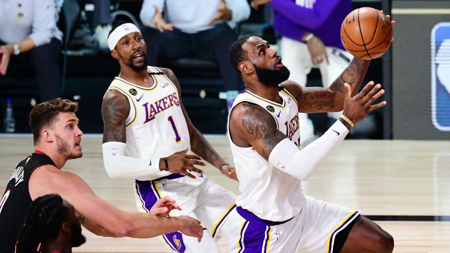 LeBron James em ação no jogo 3 das finais da NBA, entre Los Angeles Lakers e Miami Heat - Douglas P. DeFelice/Getty Images