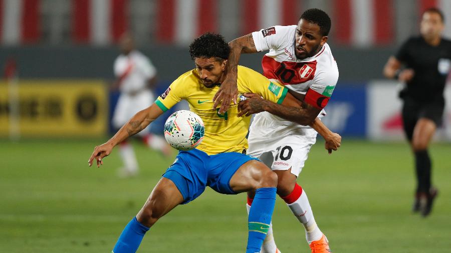 Marquinhos protege a bola de Farfan, durante a partida entre Brasil e Peru - Pool/Getty Images