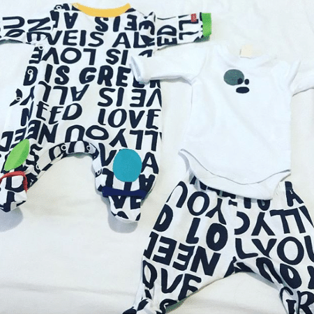 André Rizek mostra roupas para os gêmeos - Reprodução/Instagram