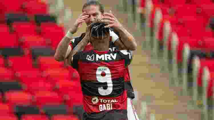 Gabigol e Filipe Luis comemoram gol do Flamengo em vitória sobre o Santos no Maracanã pelo Brasileirão 2020 - Alxandre Vidal/Flamengo - Alxandre Vidal/Flamengo