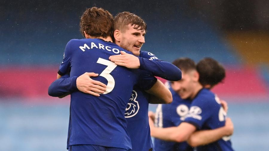 Marcos Alonso e Timo Werner comemoram o gol da vitória do Chelsea, já nos acréscimos - LAURENCE GRIFFITHS/Pool via REUTERS