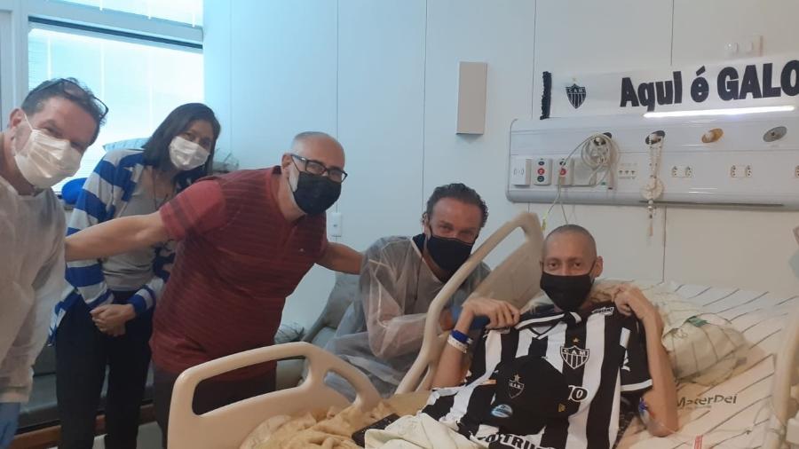 O técnico do Atlético presenteou o torcedor Felipe Silveira com uma camisa do Alvinegro - Arquivo Pessoal