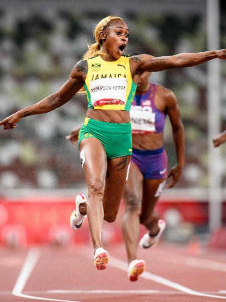 Elaine Thompson-Herah, da Jamaica, aponta para o relógio na final dos 100m rasos nas Olimpíadas de Tóquio - Matthias Hangst/Getty Images