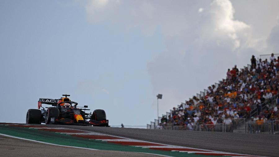 Max Verstappen em ação durante treino classificatório para o GP dos Estados Unidos - Brian Snyder/Reuters