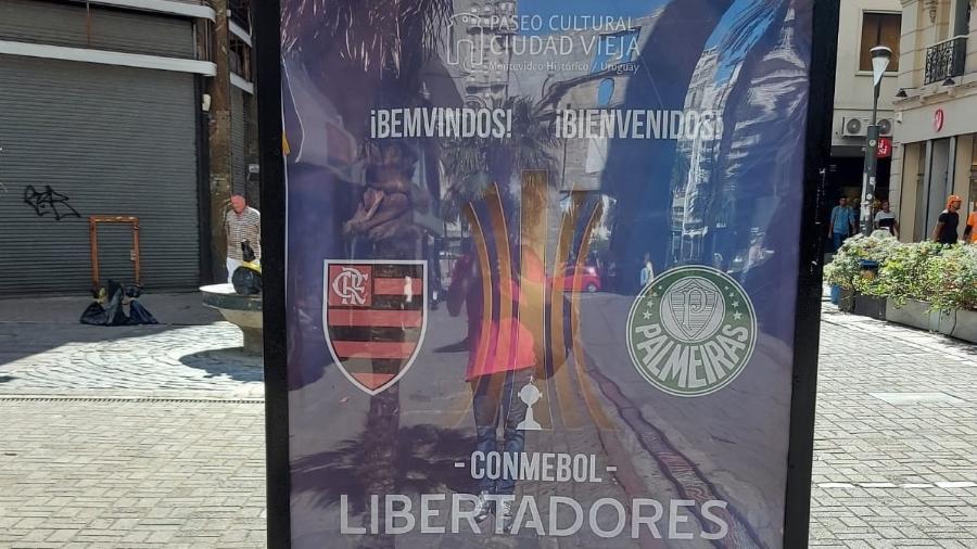 Em Ciudad Vieja, área turística de Montevidéu, cartaz promove a final da Libertadores - Diego Iwata Lima/UOL