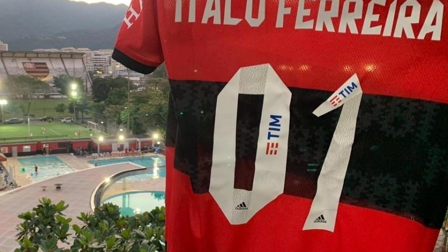 Presente do Flamengo para o campeão olímpico Italo Ferreira - reprodução / IF15