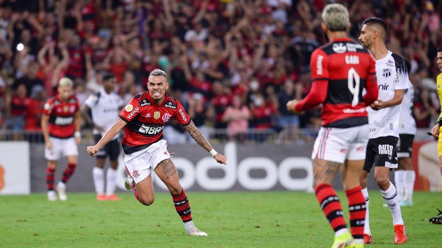 Matheuzinho comemora gol do Flamengo contra o Ceará - Marcelo Cortes / CRF