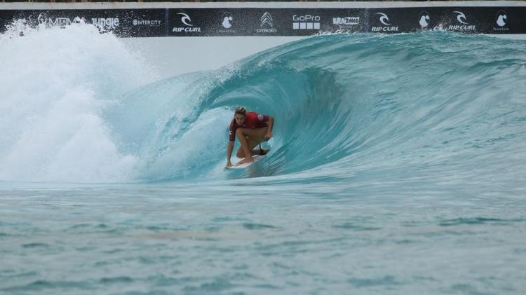 Bela Nalu entuba durante campeonato Rip Curl Grom Search, na Praia da Grama, em Itupeva (SP) - Aleko Stergiou/Divulgação - Aleko Stergiou/Divulgação