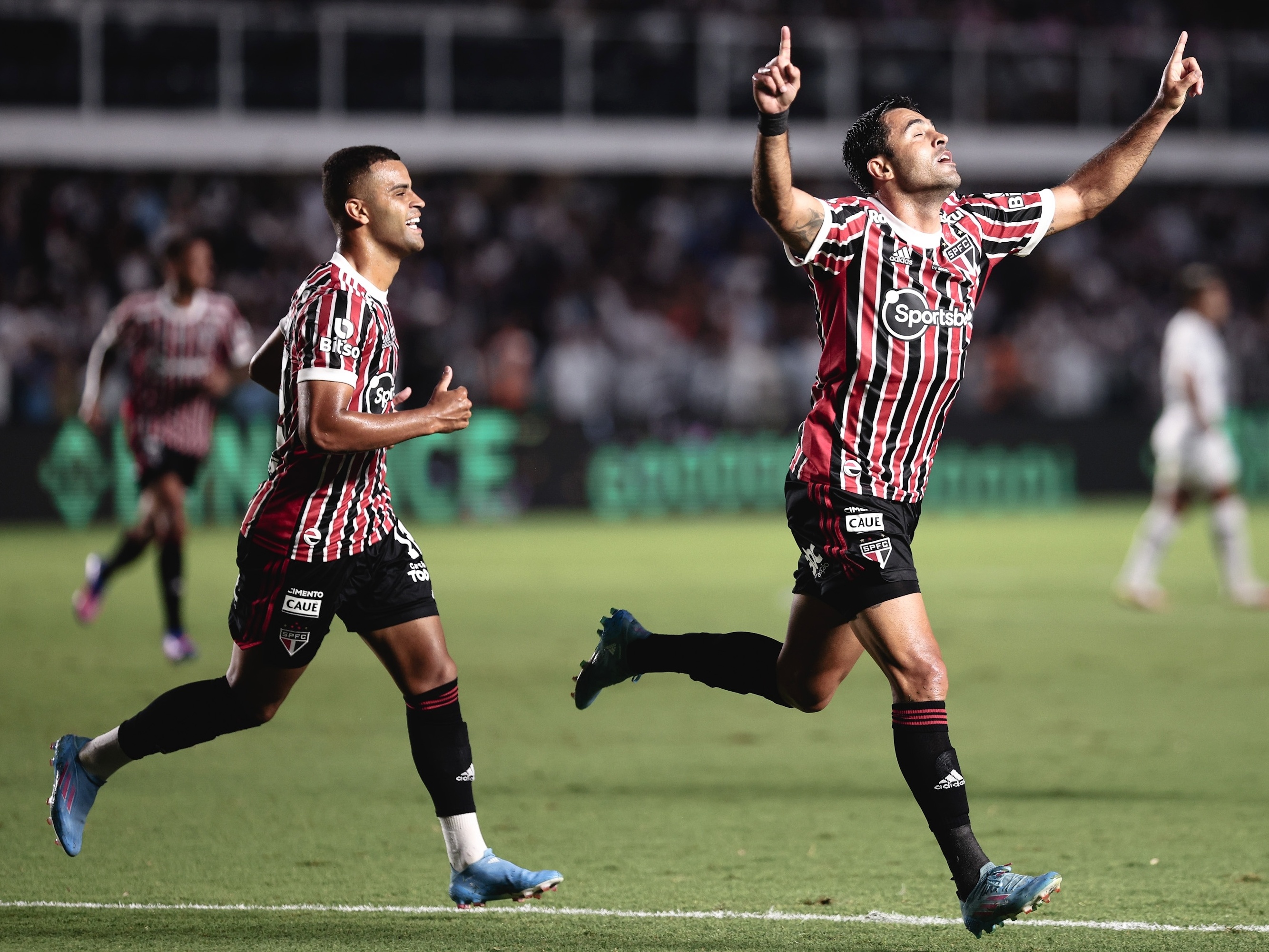 São Paulo vira sobre o Santos na Vila e avança à final do