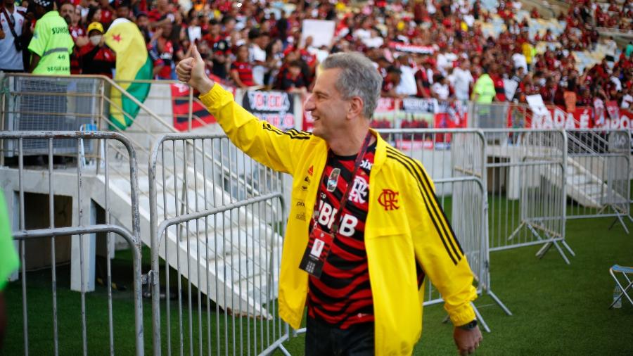 Rodolfo Landim, presidente do Flamengo, cumprimenta torcida no Maracanã - Gilvan de Souza/Flamengo