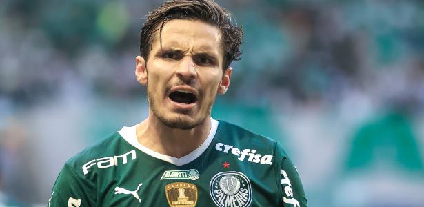 Raphael Veiga, do Palmeiras, comemora seu gol durante partida contra o Flamengo