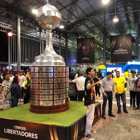 Troféu gigante da Libertadores é uma das principais atrações para os torcedores na Embajada Del Hincha - Bruno Braz / UOL Esporte