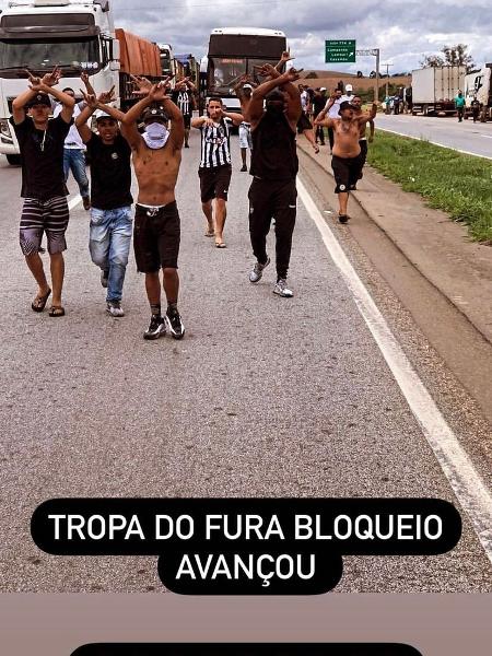 Torcida do Atlético-MG furou um bloqueio de bolsonaristas da rodovia Fernão Dias - Reprodução/Instagram