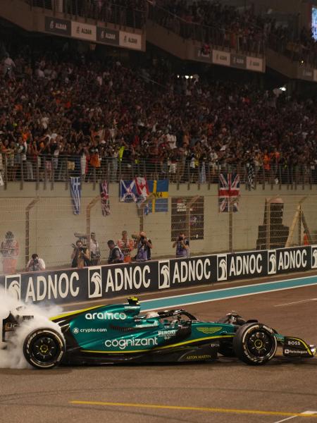 Sebastian Vettel faz "zerinho" com sua Aston Martin depois do GP de Abu Dhabi, o último de sua carreira na Fórmula 1 - ALEKSANDRA SZMIGIEL/REUTERS