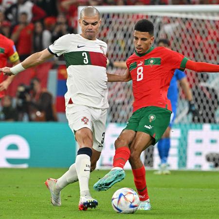 Pepe, de Portugal, disputa a bola com Azzedine Ounahi, do Marrocos, durante a partida da Copa - Alberto PIZZOLI / AFP