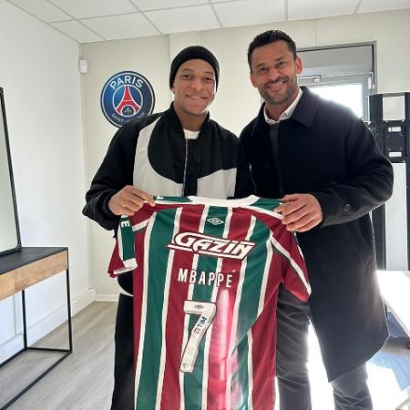 Mbappé recebe camisa personalizada do Fluminense das mãos de Fred  - Divulgação / Fluminense