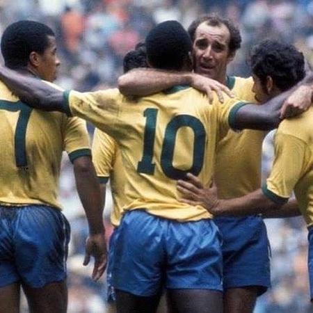 Gerson e Pelé se abraçam durante jogo da seleção brasileira na Copa do Mundo de 1970 - Reprodução/Instagram