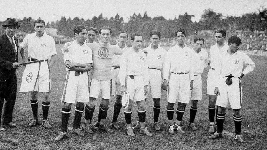 Jogadores do Paulistano, vencedor do Campeonato Paulista na última rodada, em 1921 - Museu do Club Athletico Paulistano
