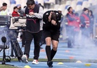 Jogo no Chile é paralisado após sinalizador atingir juiz e fotógrafos; veja