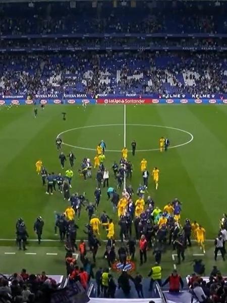 Invasão de torcedores do Espanyol faz jogadores do Barcelona correrem para vestiário - Reprodução