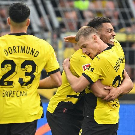 Julian Ryerson e Felix Nmecha comemoram o gol do Borussia Dortmund sobre o Union Berlin