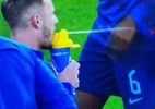 Jogador se atrapalha com garrafa de água antes de Inglaterra x Austrália - Channel 4