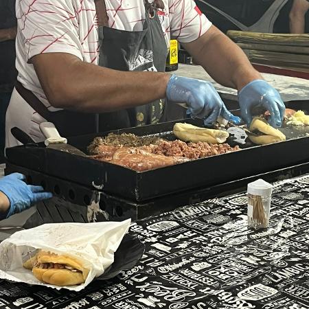 Lanche de linguiça e pernil vendido nos entorno do estádio do Bragantino