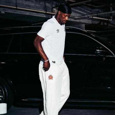 Jimmy Butler, do Miami Heat, usa camisa do Santos antes de jogo na NBA