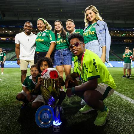 Endrick comemora com a família a conquista do Campeonato Paulista 2024, seu último título pelo Palmeiras
