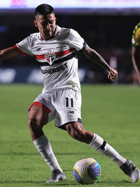 Nestor tenta fazer a jogada em São Paulo x Cuiabá, duelo do Campeonato Brasileiro