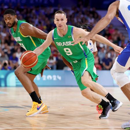 Marcelinho Huertas, da seleção brasileira de basquete, durante partida contra a França pelas Olimpíadas 2024