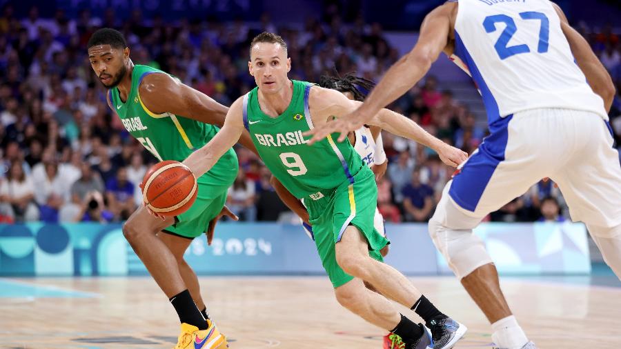 Marcelinho Huertas em ação em Brasil x França, pelo basquete masculino das Olimpíadas de Paris