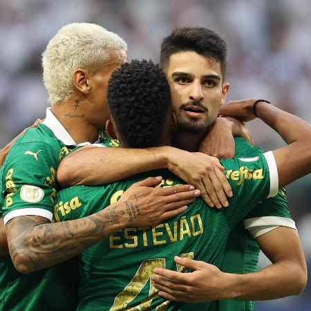 Jogadores do Palmeiras comemoram gol de Flaco López contra o São Paulo pelo Brasileirão