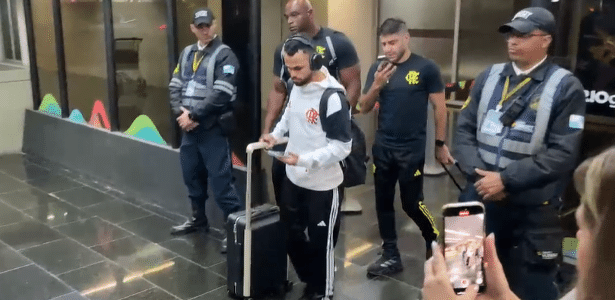 Michael e De la Cruz desembarcam no Rio após vitória do Flamengo com dificuldades.