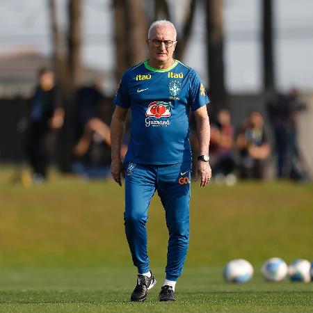 Dorival Júnior, técnico da seleção, no CT do Athletico