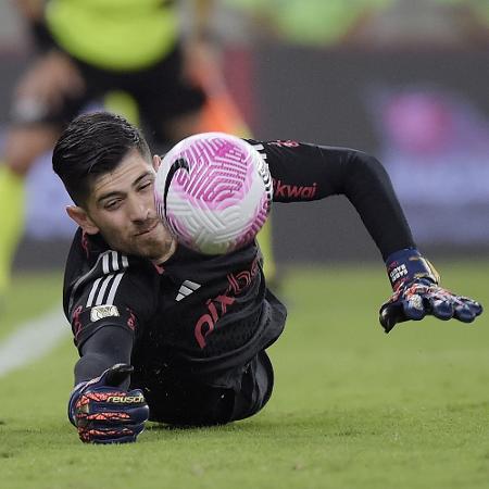 Rossi defende pênalti durante jogo entre Flamengo e Fluminense pelo Brasileirão - Alexandre Loureiro/AGIF