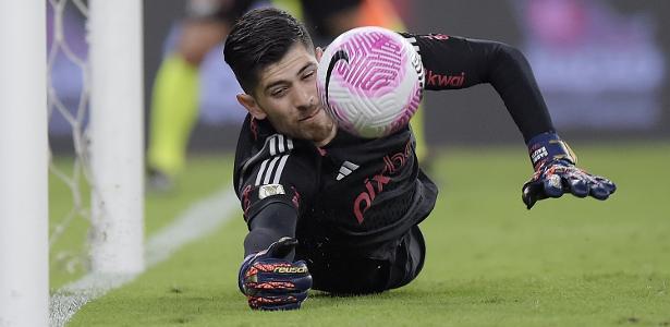Flamengo nove pontos atrás do Botafogo, mas Rossi acredita em título.