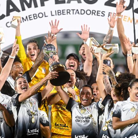 Corinthians ergue taça da Libertadores Feminina após conquistar penta