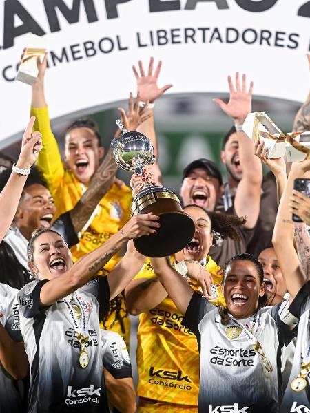 Corinthians ergue taça da Libertadores Feminina após conquistar penta